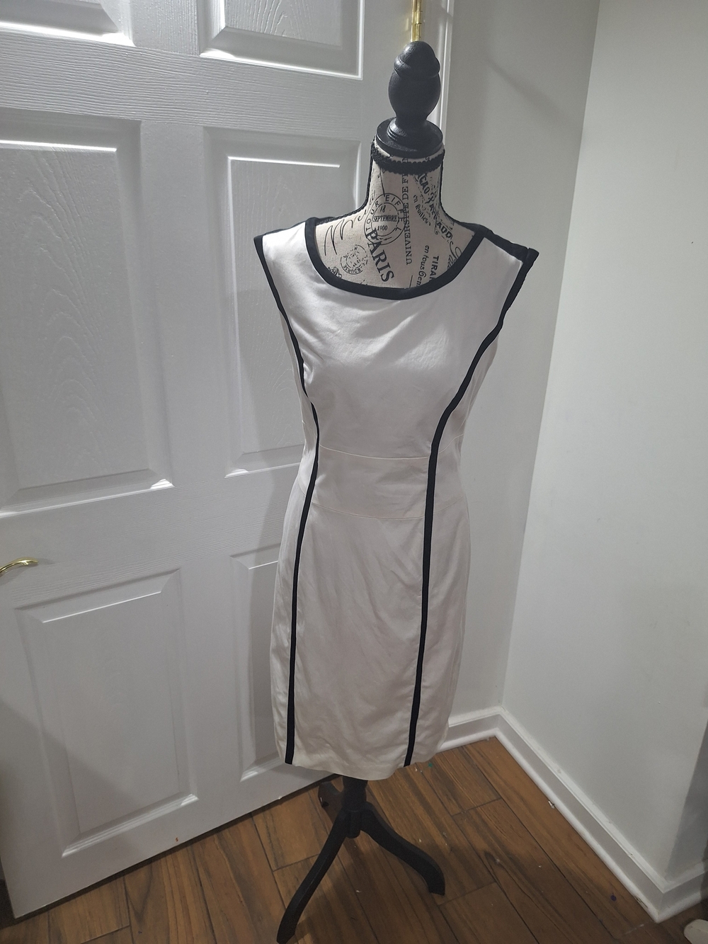 Jones New York Cream Sheath Dress with Black Piping